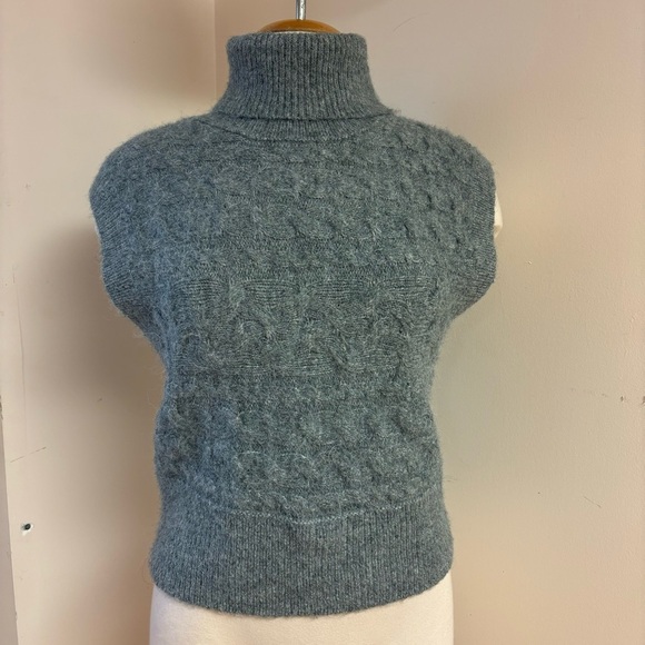 Old Navy Women’s Grey Sleeveless Cropped Cable-Knit Turtleneck Sweater Vest - Picture 5 of 13